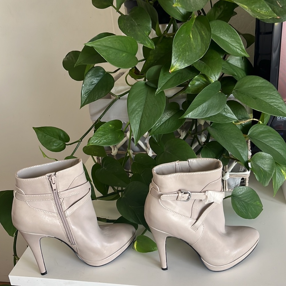 Brand new Nine West booties size 5